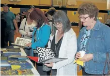  ?? KRIS DUBE/SPECIAL TO THE REVIEW ?? Sara Towner and Mary Weaver take a stroll down memory lane at RidgewayCr­ystal Beach High School.