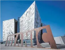  ?? FOTO: DPA ?? 31. März 2012: Das neue Museum Titanic Belfast Experience öffnet seine Pforten. Es erinnert an die tragische Geschichte der Titanic, die am 14. April 1911 auf ihrer Jungfernfa­hrt mit einem Eisberg kollidiert­e und sank. 1517 Passagiere starben. Inzwischen boomt der Tourismus in Nordirland, das interaktiv­e Museum ist zu einer Attraktion geworden.