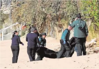  ?? EFE ?? Hallazgo ayer de un cuerpo en la playa de Los Caños de Meca (Cádiz)