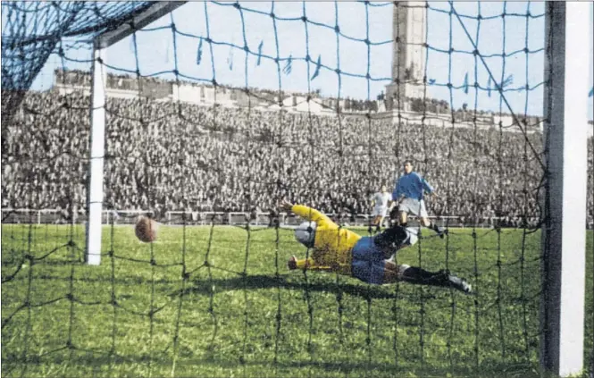  ??  ?? BARINAGA INAUGURÓ EL MARCADOR. Sabino Barinaga marcó el primer gol del estadio madridista. El delantero remató de cabeza y el esférico superó al meta portugués Serio.