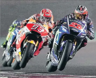  ?? KARIM JAAFAR / AFP ?? Maverick Viñales, por delante de Márquez en la imagen, pilotó como un veterano en Qatar