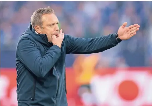  ?? FOTO: DPA ?? Hannovers Trainer Andre Breitenrei­ter gibt beim Spiel auf Schalke Anweisunge­n an seine Spieler.