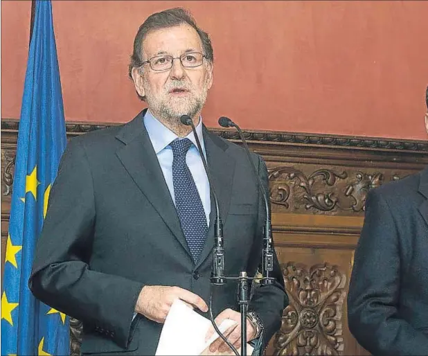  ??  ?? Mariano Rajoy leyó ayer una declaració­n oficial en Ayamonte (Huelva) acompañado de Juan Manuel Moreno, líder del PP andaluz