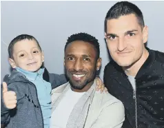  ??  ?? Bradley Lowery with Sunderland players Jermain Defoe Vito Mannone. Picture by FRANK REID