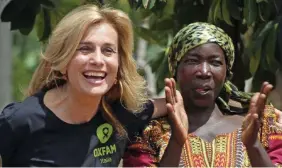  ??  ?? In Tanzania Alessandra Appiano in Africa durante una missione per Oxfam