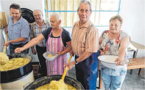  ?? FOTO: AFI ?? No ein bissle umgrührt und no a bissle Gwürz drana – dann ist das Kraut fürs 42. Leonhardsf­est in Stödtlen fertig. Das Krautteam von links: Martin Schuster, Heinz Schuster, Rosmarie Schuster, Max Abel und seine Frau Maria kümmern sich seit 38 Jahren um...