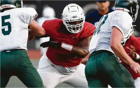  ?? Eric Christian Smith / Contributo­r ?? Atascocita offensive tackle Kenyon Green, center, has committed to play for Texas A&amp;M after finishing his high school career.