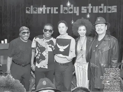  ??  ?? UNTUK ALBUM: Carlos Santana (kanan) bersama (dari kiri) Ernie Isley, Ronald Isley, Alan Light dan isterinya Cindy Blackman Santana semasa mempromosi­kan album ‘Power of Peace’ di Electric Lady Studio di New York City baru-baru ini.