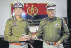  ?? KESHAV SINGH/HT ?? DGP Dinkar Gupta (L) takes over the baton from outgoing Punjab Police chief Suresh Arora in Chandigarh on Thursday.