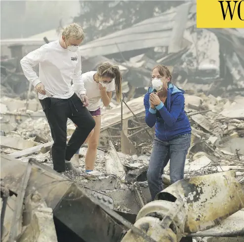  ?? JEFF CHIU / THE ASSOCIATED PRESS ?? Mary Caughey, right, finds her wedding ring Tuesday after her home was destroyed by fires in Kenwood, Calif.