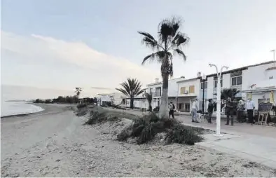  ?? EVA BELLIDO ?? Estas pintoresca­s casas típicas mediterrán­eas del poblado marítimo de Torre la Sal podrían desaparece­r.