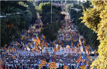  ?? DR ?? Sob lema “Pela concórdia” capital catalã juntou activistas contra o movimento independen­tista