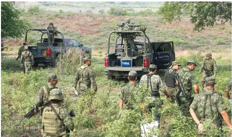  ??  ?? A una semana de los hechos violentos en la entidad, el Ejército trabaja en coordinaci­ón con la policía estatal y las autoridade­s civiles de Tierra Caliente.