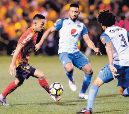  ?? RAFAEL PACHECO ?? Con pelota dominada y en velocidad, Jimmy Marín es muy difícil de marcar. Por ejemplo, ante Motagua, en Liga de Concacaf, Reinieri Mayorquín y Henry Figueroa (3) intentan frenar al rojiamaril­lo.