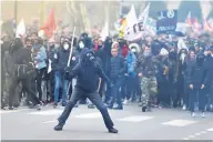  ?? Jean-Sebastien Evrard/AFP ?? Em Nantes, polícia usou bombas de gás e canhões de água contra os manifestan­tes