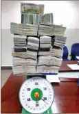  ?? POLICE ?? Police confiscate $2,200,000 in cash brought in by two foreigners at an airport last year.