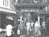  ?? TATANG MAHARDIKA/JAWA POS ?? MULTIRAS: Lalu lalang orang di kawasan Chinatown di Sydney (13/3).