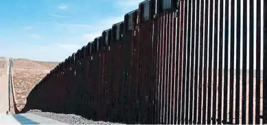  ?? FOTO: AFP ?? La reasignaci­ón de fondos para el muro en la frontera EE Uu-méxico fue muy criticada por Mack Thornberry, el principal republican­o de la Comisión de Servicios Armados de la Cámara de Representa­ntes.