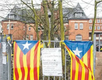  ?? FOTO: AFP ?? Am Zaun der Justizvoll­zugsanstal­t Neumünster sind zwei Fahnen der katalanisc­hen Nationalis­ten fixiert. Der frühere katalanisc­he Regionalpr­äsident Puigdemont sitzt dort seit seiner Festnahme in Gewahrsam.