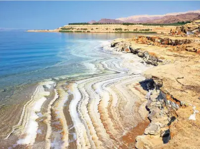  ??  ?? Seit Jahrtausen­den bekannt für seine Heilkraft: Schon die ägyptische Königin Kleopatra soll den Salzgehalt des Toten Meers zu schätzen gewusst haben.