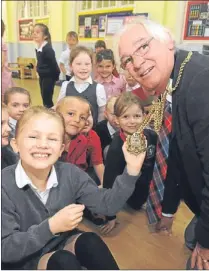  ?? Picture: David Wardle. ?? Kaitlin Hargrave (P3) checks out Provost Jim’s chain.