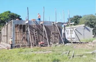  ??  ?? Obreros de la empresa adjudicada trabajan en la escuela Profesor Mariano Cantero Molinas del barrio San Miguel.