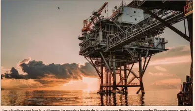  ??  ?? Les pétroliers sont face à un dilemme. Le monde a besoin de leur puissance financière pour rendre l’énergie propre, mais le
pétrole et le gaz produisent de meilleurs rendements.