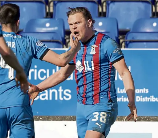  ?? ?? SLAMMING SAM: Alex Samuel celebrates with his ICT teammates after scoring his side’s late winner against Arbroath.