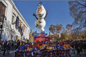  ?? PHOTOS BY JAMES KEIVOM / NEW YORK DAILY NEWS ?? “Frozen” character Olaf floats through Columbus Circle during the 91st annual Macy’s Thanksgivi­ng Day Parade in Manhattan.