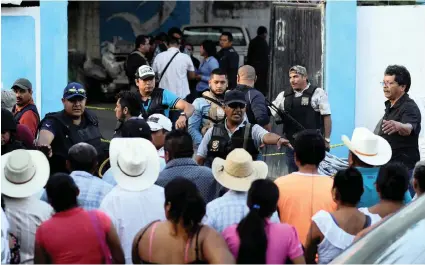  ?? PICTURE: ANGEL HERNANDEZ/REUTERS ?? Policemen guard a crime scene where mayoral candidate Santana Cruz Bahena was gunned down at his home in the municipali­ty of Hidalgotit­lan in the state of Veracruz, Mexico, last November.