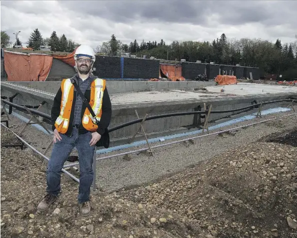  ?? GREG SOUTHAM ?? City of Edmonton project manager Robb Heit stands in front of the ‘natural’ swimming pool under constructi­on in Borden Park.