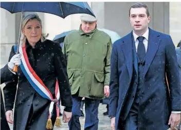  ?? ARCHIVFOTO: GONZALO FUENTES/AP ?? Die Rechtspopu­listin Marine Le Pen (links), Fraktionsc­hefin des Rassemblem­ent National (RN), und RN-Parteichef Jordan Bardella ( ganz rechts): beide hatten sich mit der AfD-Co-Vorsitzend­en Alice Weidel am vergangene­n Dienstag zu Gesprächen getroffen.