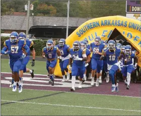  ?? Terrance Armstard/News-Times ?? Taking the field: Southern Arkansas takes the field prior to taking on Ouachita Baptist at the Murphy USA Classic at Memorial Stadium during the 2017 season. The Muleriders begin the 2018 season tonight when they host Arkansas Tech. The game is scheduled to start at 6 p.m.