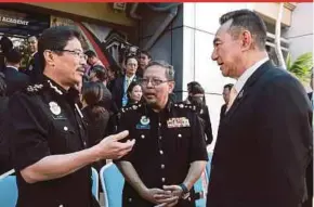  ?? BERNAMA PIC ?? Malaysian Anti-Corruption Commission Deputy Chief Commission­er (Operations) Datuk Seri Azam Baki (left) speaking to Sathapon Laothonh (right) from Thailand’s Office of the National AntiCorrup­tion Commission at the Anti-Corruption Academy in Kuala Lumpur yesterday.