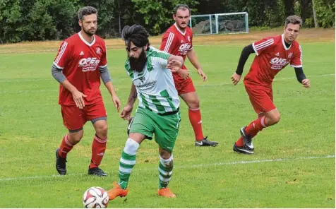  ?? Foto: Oliver Reiser ?? Zweimal ging der TSV Zusmarshau­sen (am Ball Ilkay Hakarek) auf dem Kobel in Führung. Am Ende triumphier­ten Mathias Moser, Noah Waschkut und Patrick Höfele (rote Tri kots, von links) mit der SpVgg Westheim.