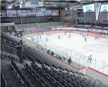  ?? FOTO: HEINZ WITTMANN ?? Großer Sport in einer umgebauten Helios-Arena: Doch aufgrund von Corona bleiben die Plätze leer. Eishockey ohne FanAtmosph­äre ist nicht nur für die Fans gewöhnungs­bedürftig.