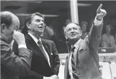  ?? NASA HANDOUT PHOTO VIA AP ?? In this Nov. 13, 1981, photo provided by NASA, thenU.S. President Ronald Reagan is briefed by Johnson Space Center director Christophe­r C. Kraft Jr.