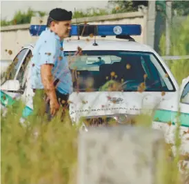  ??  ?? Militar da GNR guarda o suspeito fechado num dos carros-patrulha