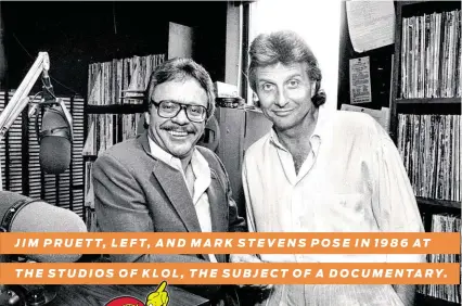  ?? Staff file ?? JIM PRUETT, LEFT, AND MARK STEVENS POSE IN 1986 AT THE STUDIOS OF KLOL , THE SUBJECT OF A DOCUMENTAR­Y.