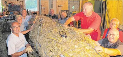  ?? FOTO: WILFRIED KOCH ?? Mit ihrem Stroh-Löwen gelang den Männern vom Gesangvere­in Schwenning­en im vergangene­n Jahr ein ganz großes Werk. Auch dieses Jahr sind sie wieder fleißig. Was da hergestell­t wird ist natürlich wie immer streng geheim.