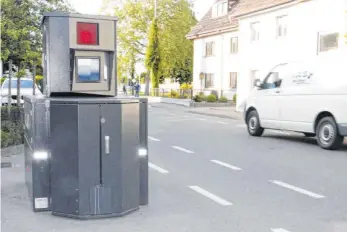  ?? ARCHIVFOTO: DIRK THANNHEIME­R ?? Die Stadt Bad Saulgau hat einen semistatio­nären Blitzer gemietet: Das Landratsam­t will sich so ein Gerät für eine Viertelmil­lion Euro anschaffen.