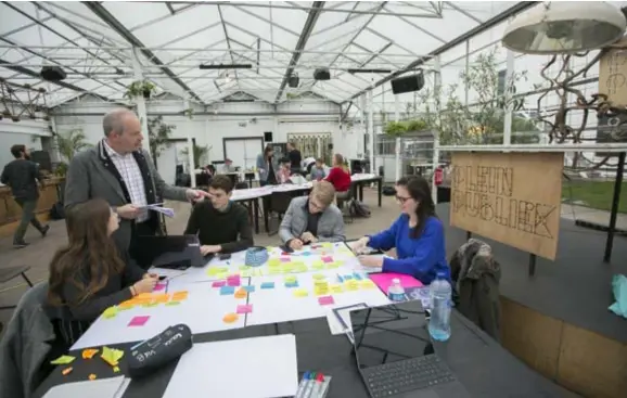  ?? FOTO DIRK KERSTENS ?? De studenten kmo-management van de KdG brainstorm­en in de serre van Plein Publiek. “We komen los van vaste klasstruct­uren.”