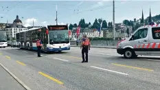  ?? NK ?? Die Polizei hielt die Busse an und kontrollie­rte die Passagiere.