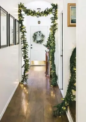  ??  ?? |TOP LEFT| ALL THROUGH THE HOUSE. Draped garland can fill even a hallway with Christmas cheer.