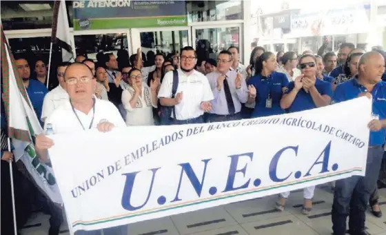  ?? FERNANDO GUTIÉRREZ C. ?? Ayer, un grupo de empleados de la entidad se manifestó frente a las oficinas centrales de Bancrédito, en Cartago.