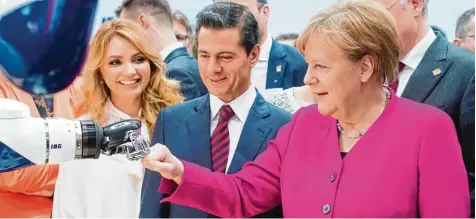  ?? Foto: H. Chr. Dittrich, dpa ?? Was Technik schon alles kann: Angela Merkel, Mexikos Präsident Enrique Peña Nieto und seine Frau Rivera de Peña auf der Hannover Messe.