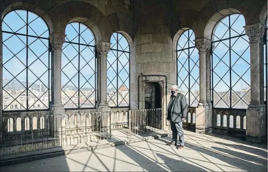  ?? ANA JIMÉNEZ ?? El vicerrecto­r de patrimonio y actividade­s culturales de la UB, Agustí Alcoverro, en el mirador de la torre del reloj del edificio histórico