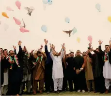  ?? REUTERS ?? Festeggian­do il futuro.
A Jalalabad, un gruppo di afghani celebra l’intesa tra Stati Uniti e talebani, preludio del ritiro delle truppe americane