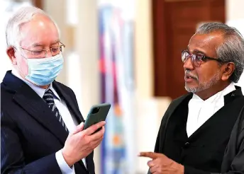  ?? — Bernama photo ?? Najib (left) and Muhammad Shafee in discussion during a brief recess of his 1MDB trial.