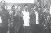  ?? POPOPOIPO ?? KOMPAK: Wakil Wali Kota Whisnu Sakti Buana, Ketua PC NU Surabaya Muhibbin Zuhri, Puti Guntur Soekarno, Farid Afif (dua dari kanan), dan Wali Kota Tri Rismaharin­i.